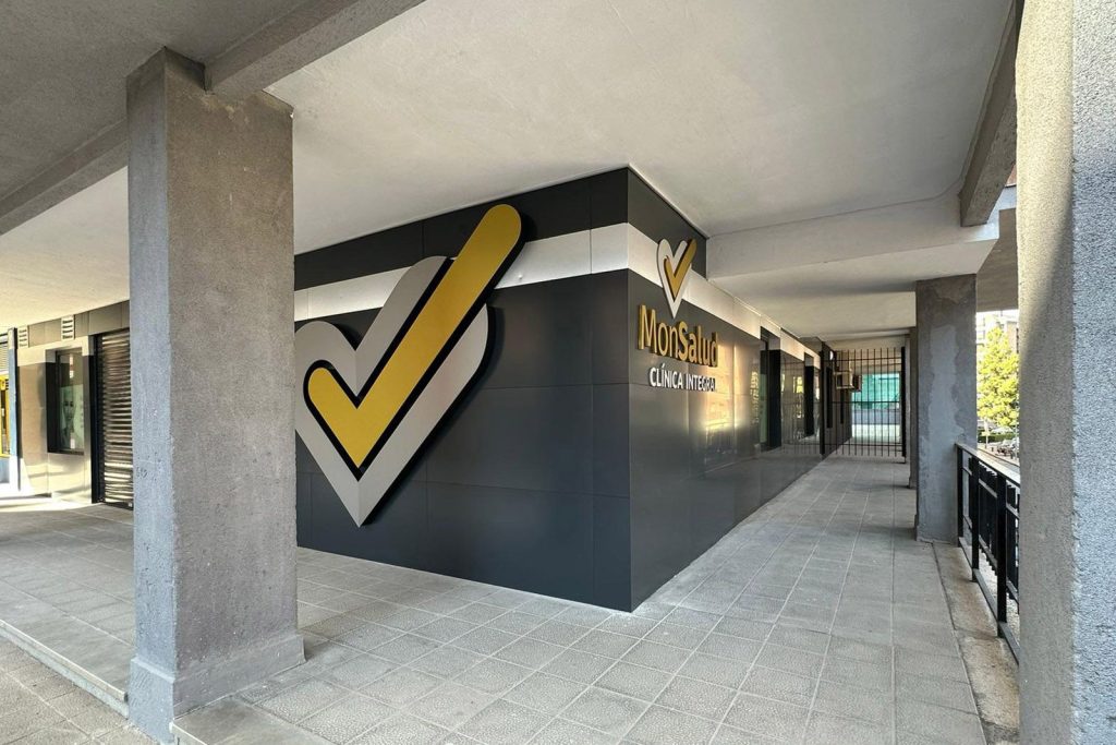 Fachada-Proyecto-arquitectura-comercial-clinica-salud-integral-Monsalud-Guadalajara