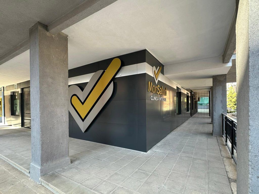 Fachada-Proyecto-arquitectura-comercial-clinica-salud-integral-Monsalud-Guadalajara