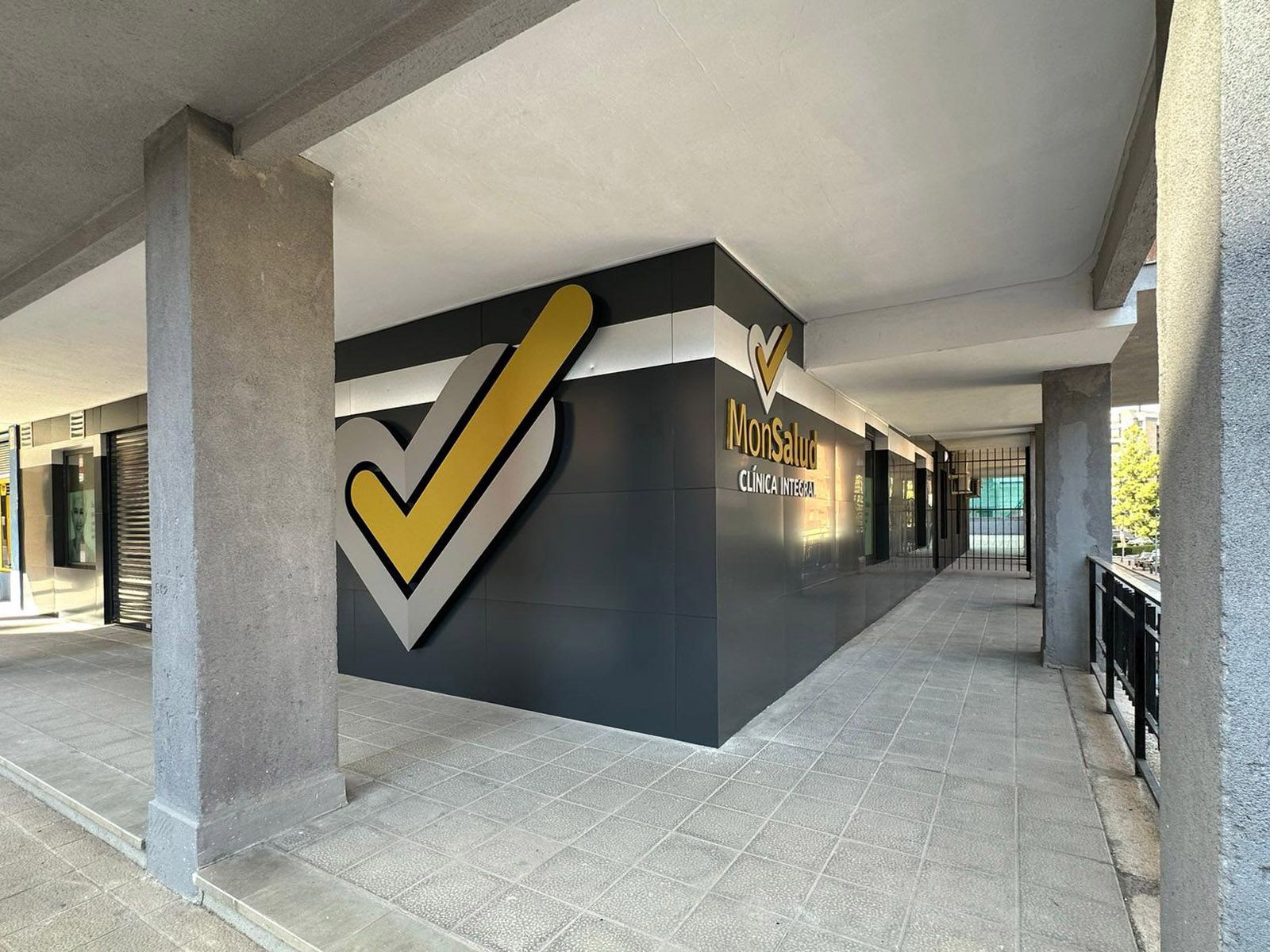 Fachada-Proyecto-arquitectura-comercial-clinica-salud-integral-Monsalud-Guadalajara