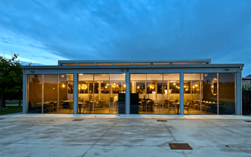 Vista-exterior-cafeteria-el-viso-madrid-proyecto-Kubikostudio